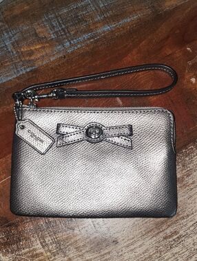 Coach Silver Zipper Metallic Leather Wristlet Turnlock Bow Detail Pouch Wallet